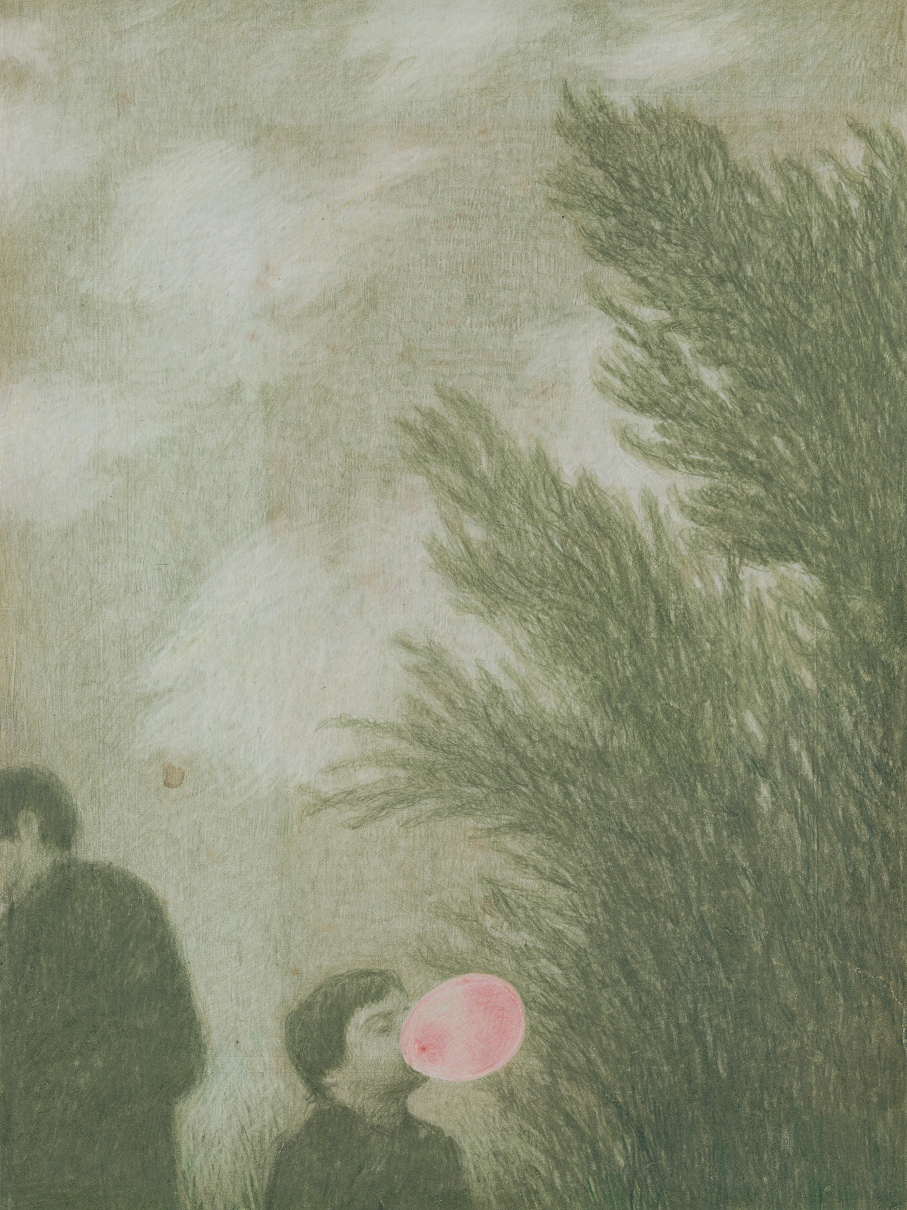 obraz w kolorach zieleni, chłopiec robiący różowego balona gumą do żucia, w tle zarys męskiej sylwetki, z prawe strony gałęzie drzewa