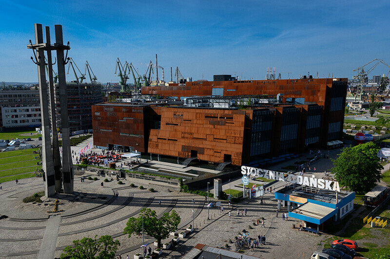 widok z lotu ptaka budynku Europejskiego Centrum Solidarności, obok Pomnik Poległych stoczniowców