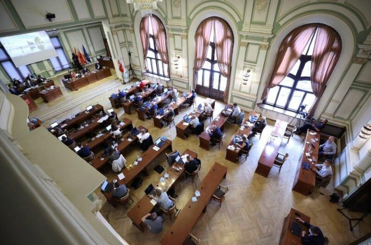 sala obrad rady miasta Gdańska, radni miejscy siedzący przy swoich ławach podczas posiedzenia
