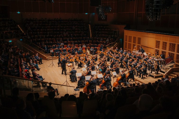 duża sala Polskiej Filharmoniii Bałtyckiej, koncert orkiestry, do okoła siedzi publiczność