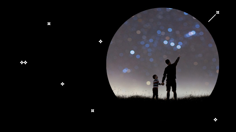 na tle ogrągłego księżyca, mężczyzna trzymający za rękę małego chłopca, wskazując mu ręką gwiazdy