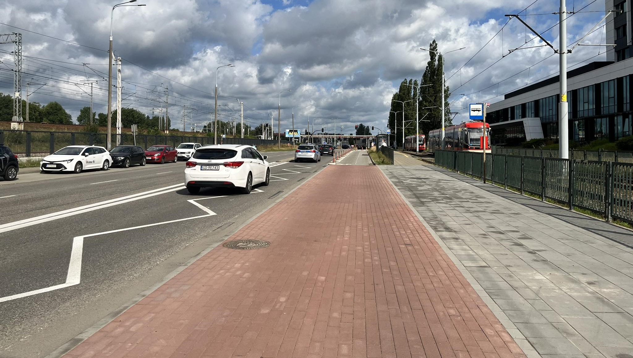 Zdjęcie przedstawia ulicę Jana z Kolna i ulicę Marynarki Polskiej po zakończeniu budowy drogi rowerowej.