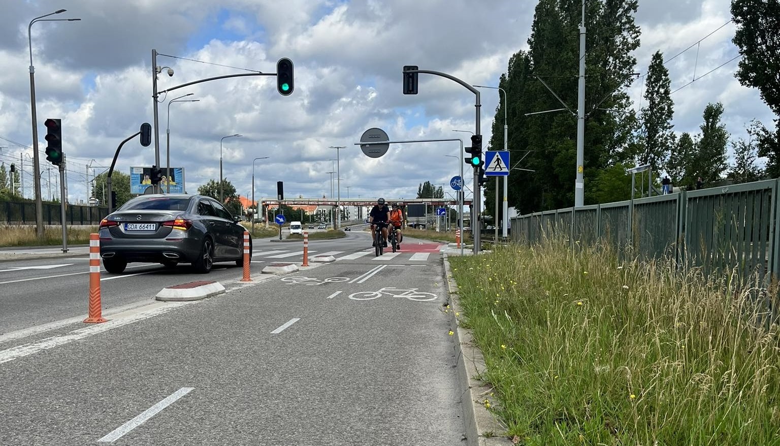 Zdjęcie przedstawia ulicę Jana z Kolna i ulicę Marynarki Polskiej po zakończeniu budowy drogi rowerowej.