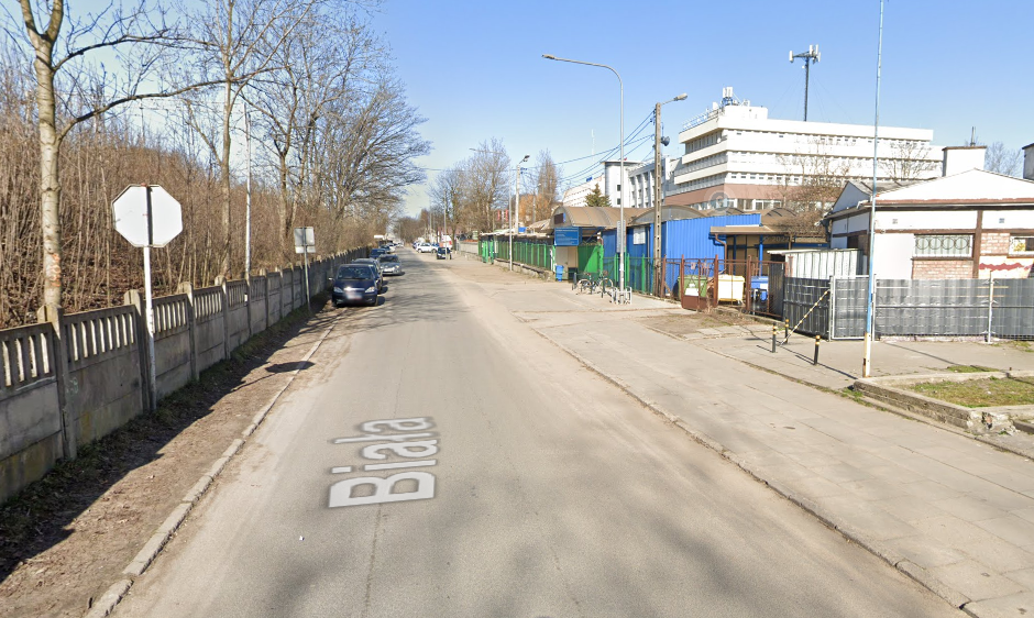 Zdjęcie przedstawia widok ulicy Białej przed modernizacją