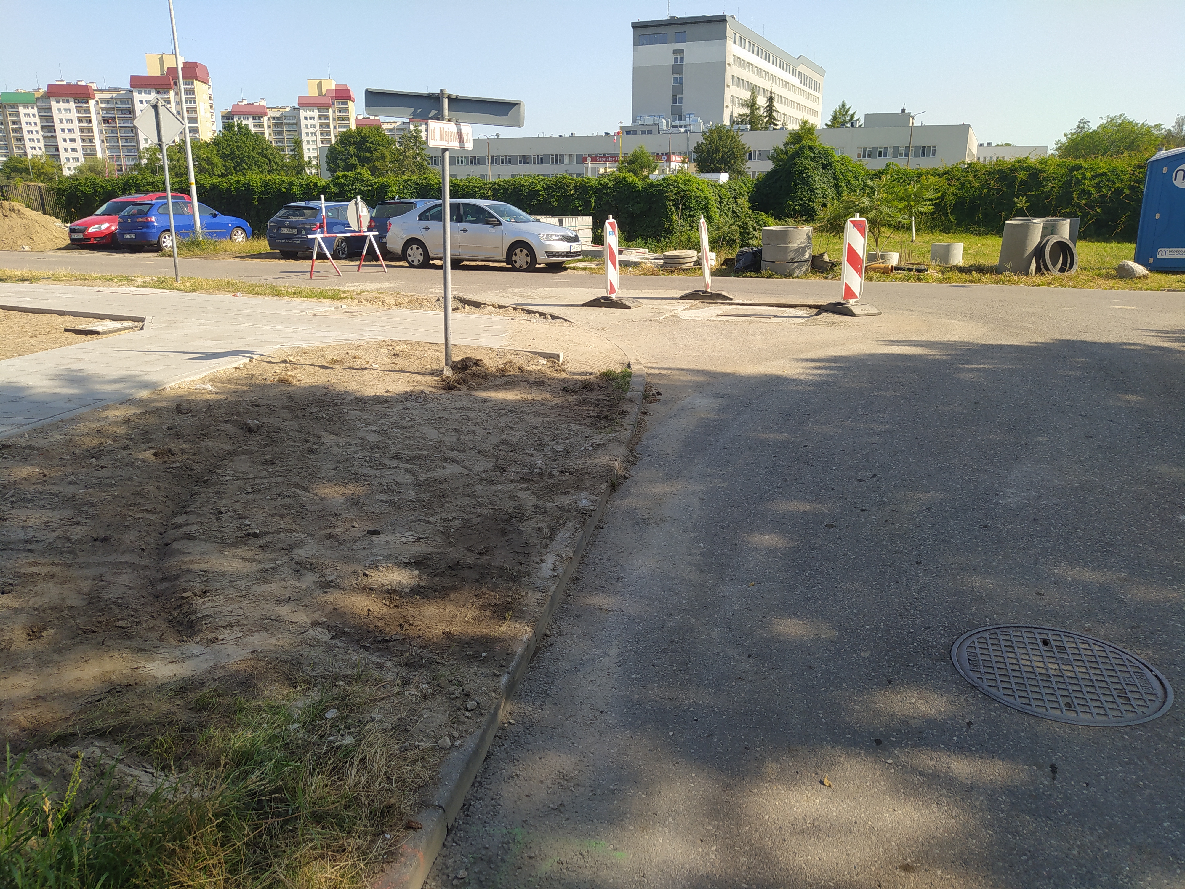 Widok skrzyżowania ulicy Braci Majewskich i ulicy Powstańców Wielkopolskich w trakcie wykonywanych prac remontowych