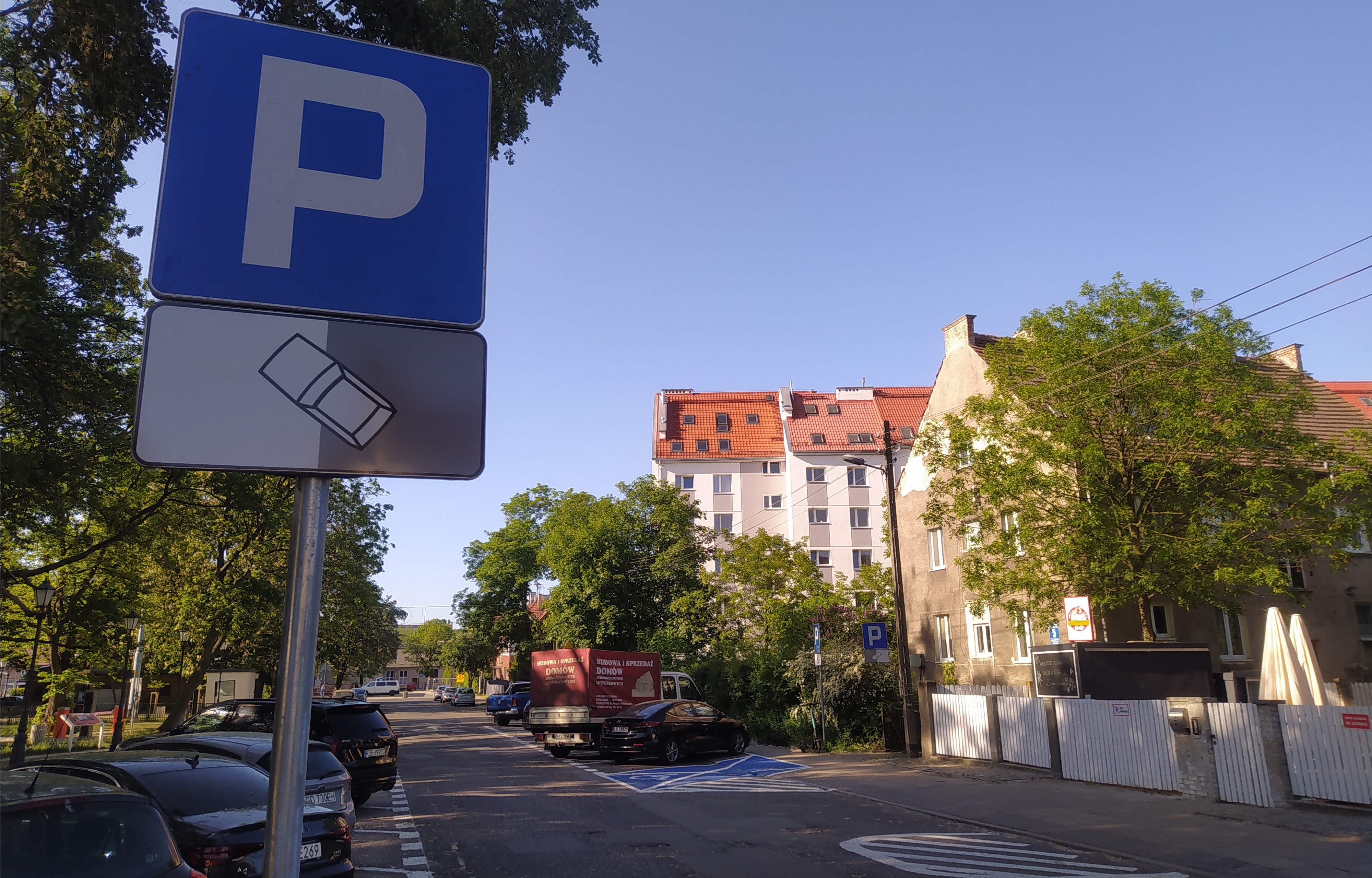 Zdjęcie przedstawia nowe miejsca postojowe na ulicy Południowej.