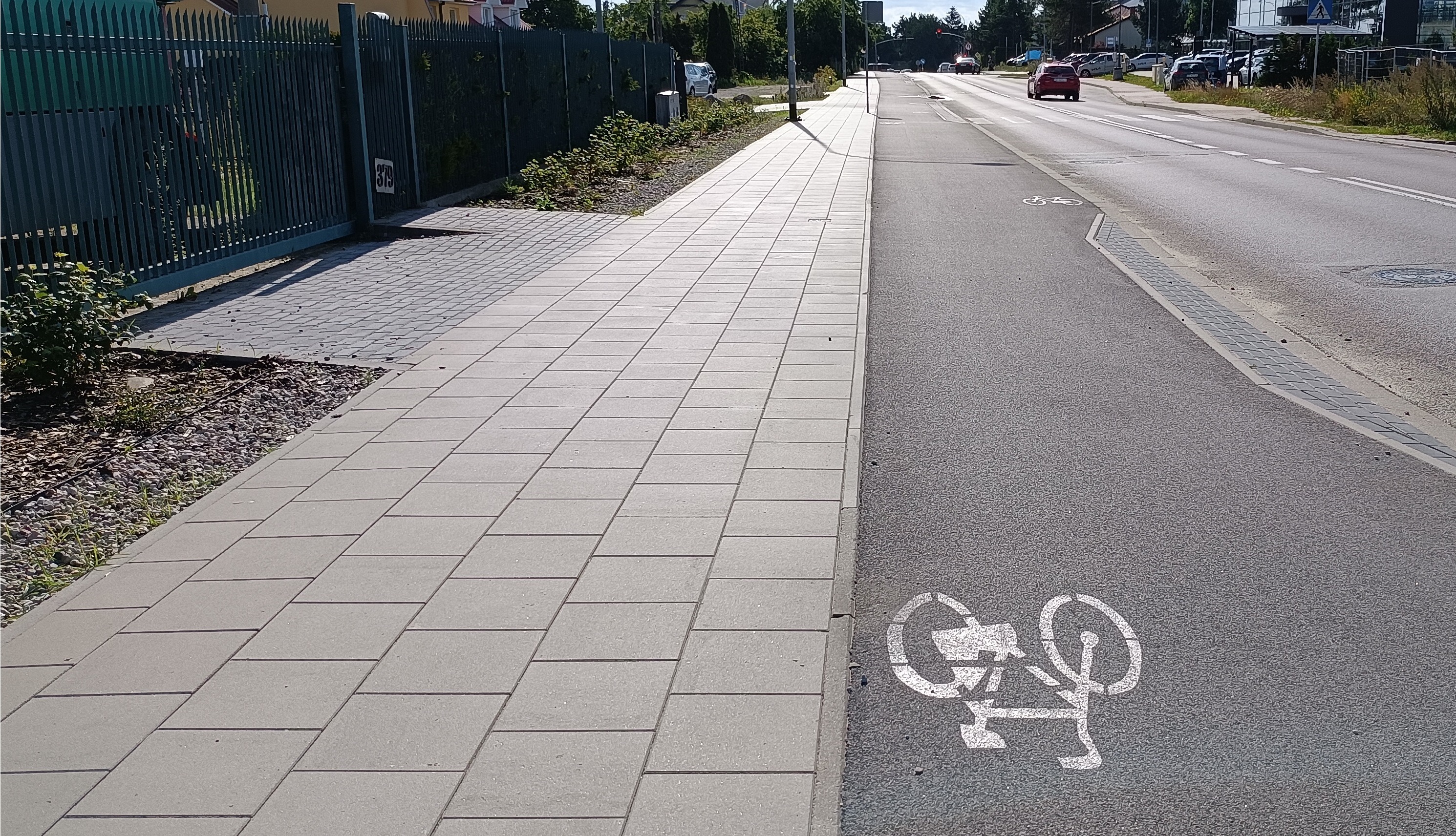 Zdjęcie przedstawia nowy chodnik i drogę rowerową na ulicy Kartuskiej.