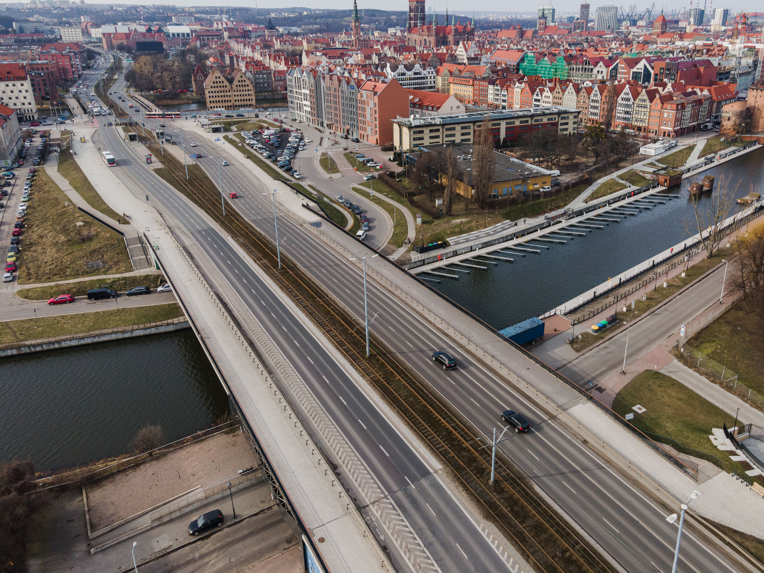 Zdjęcie przedstawia widok Mostu Dolnomiejskiego po zakończeniu inwestycji