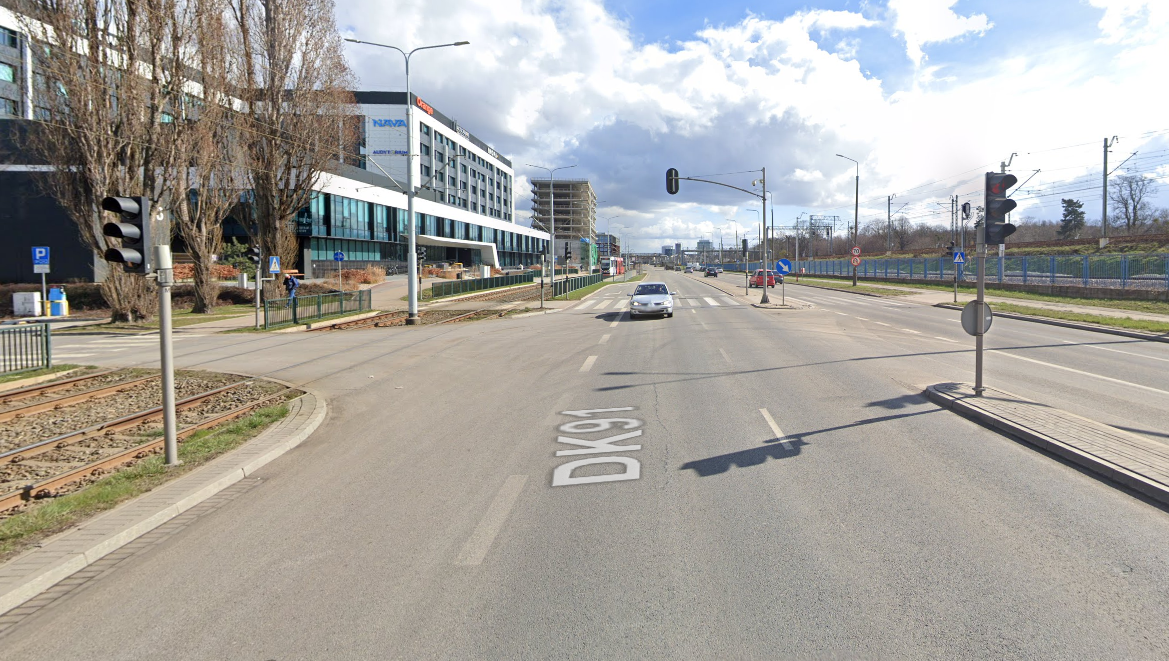 Zdjęcie przedstawia ulicę Jana z Kolna i ulicę Marynarki Polskiej przed budową drogi rowerowej.
