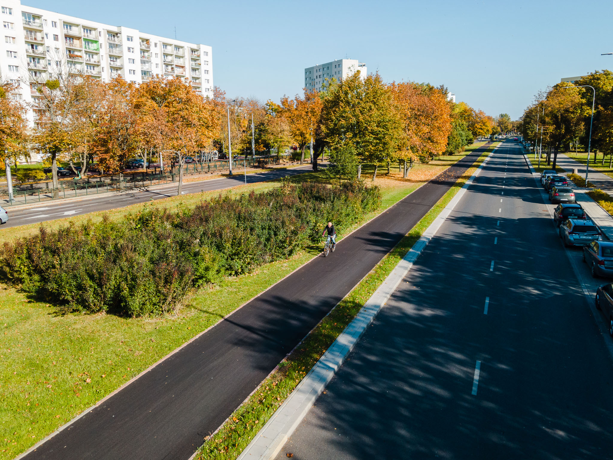 Na zdjęciu widoczny jest odcinek remontowanej drogi rowerowej w ciągu ulicy Pomorskiej po wykonaniu inwestycji