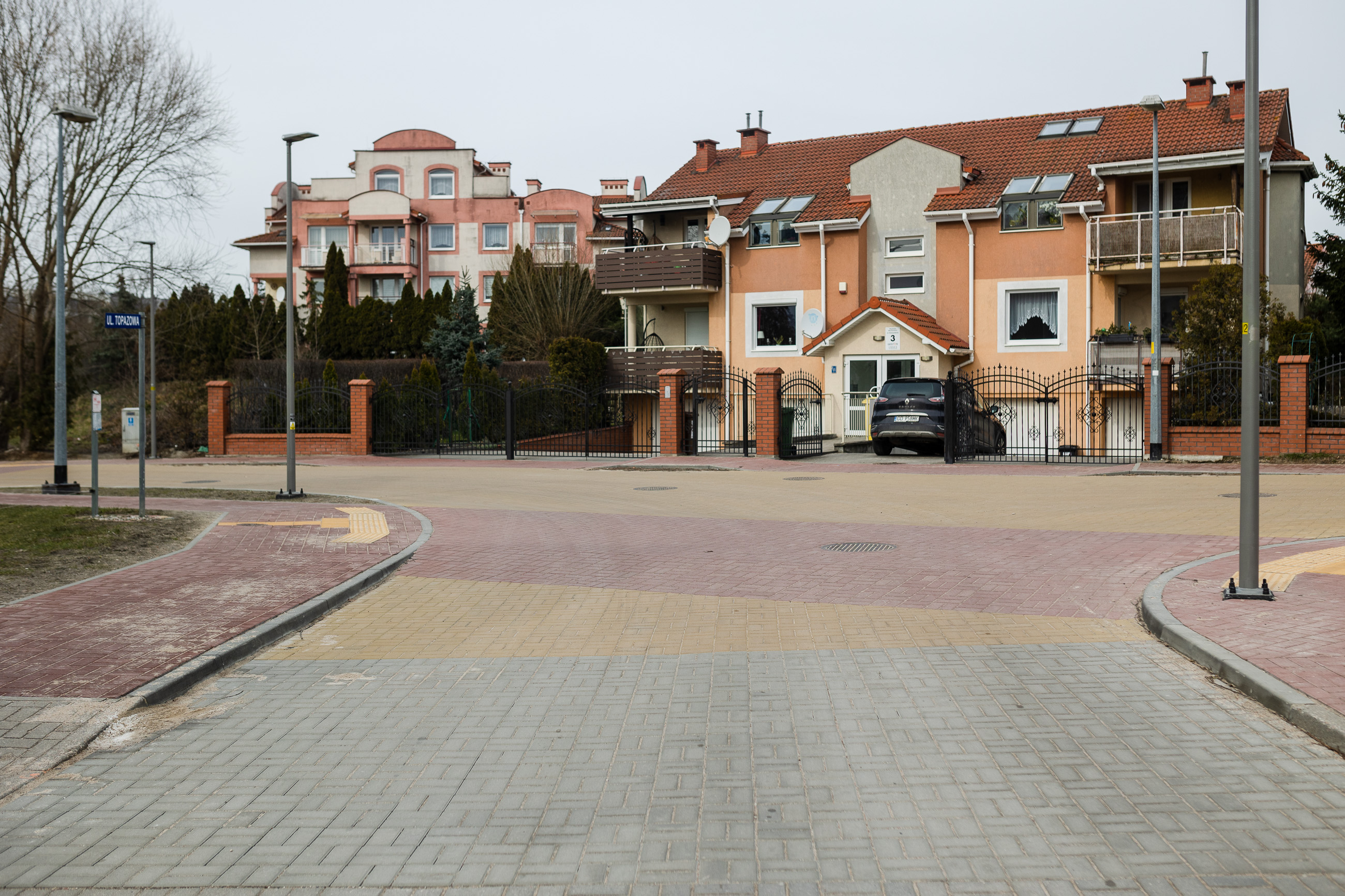 Zdjęcie przedstawia skrzyżowanie ulic Ametystowej i Topazowej po wykonaniu inwestycji