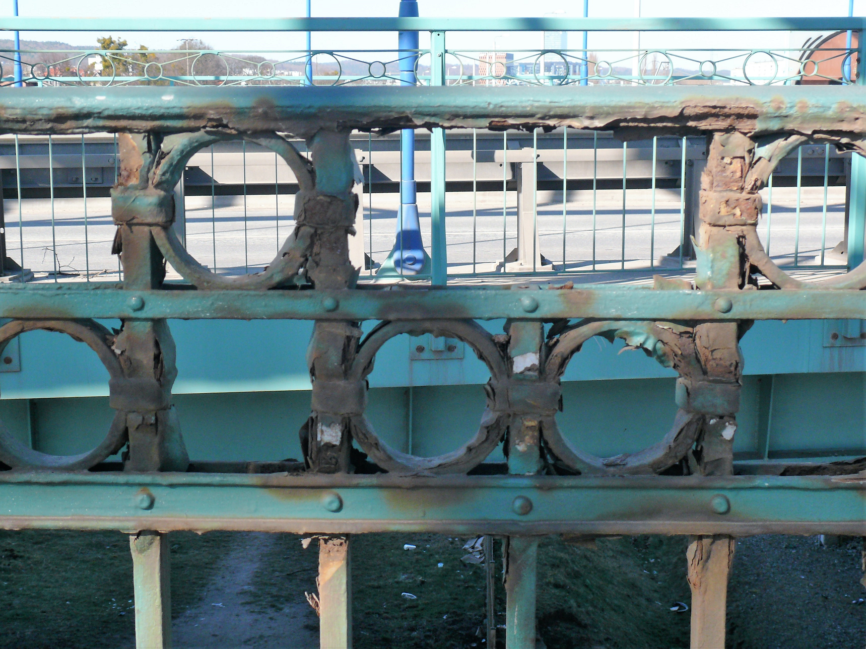 Zdjęcie przedstawia widok skorodowanych balustrad przed renowacją