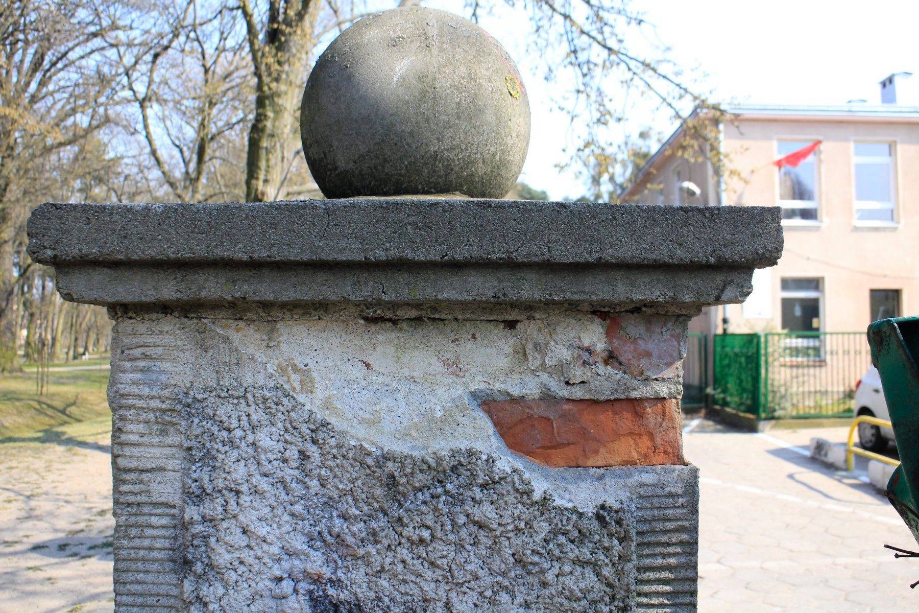 Modernizacja historycznej bramy wejściowej do Parku Przymorze, znajdującej się od strony ulicy Tysiąclecia - widok przed realizacją zadania.