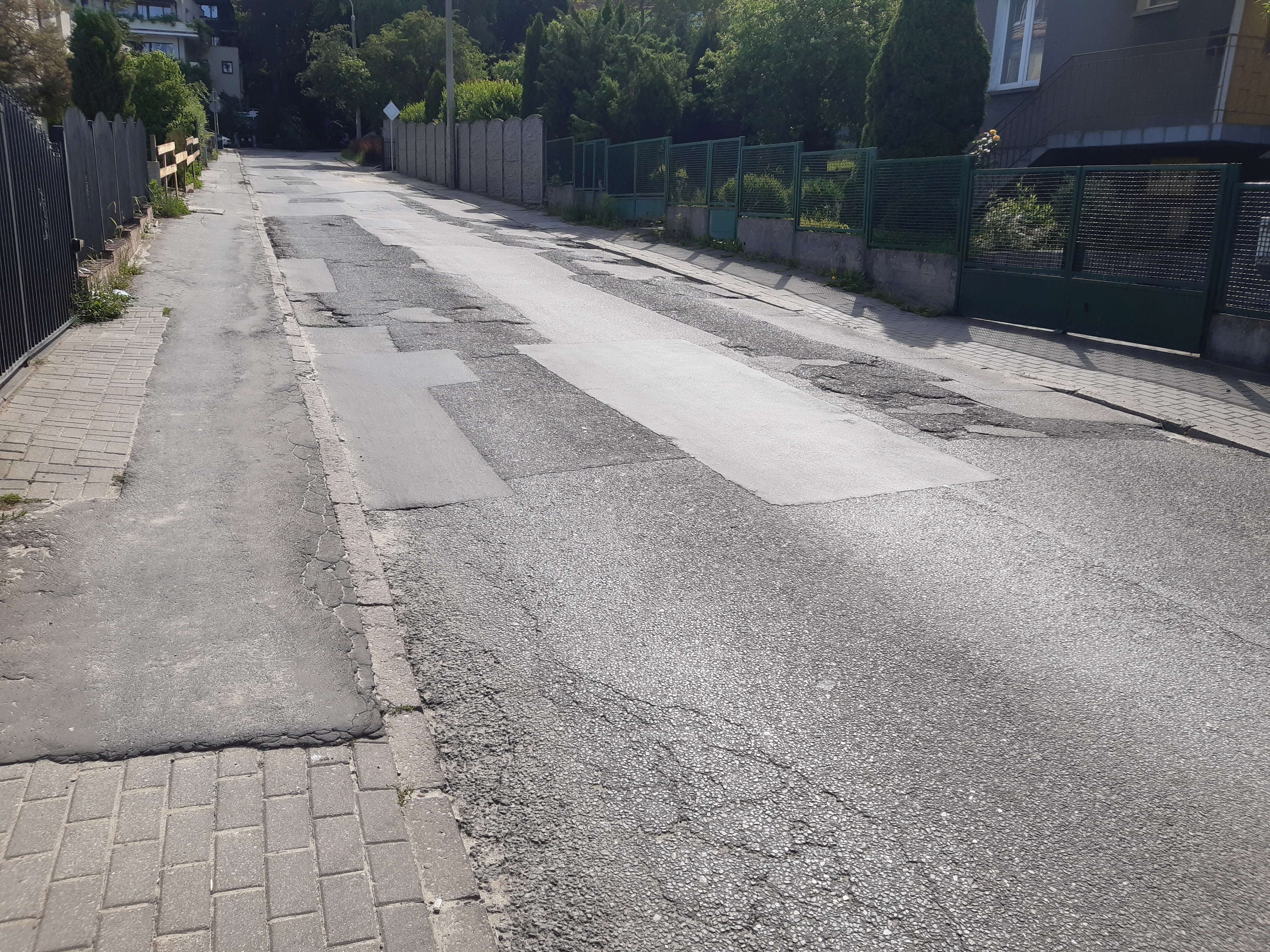 Zdjęcie przedstawia odcinek ulicy Jarowej przed rozpoczęciem remontu jezdni i chodników.