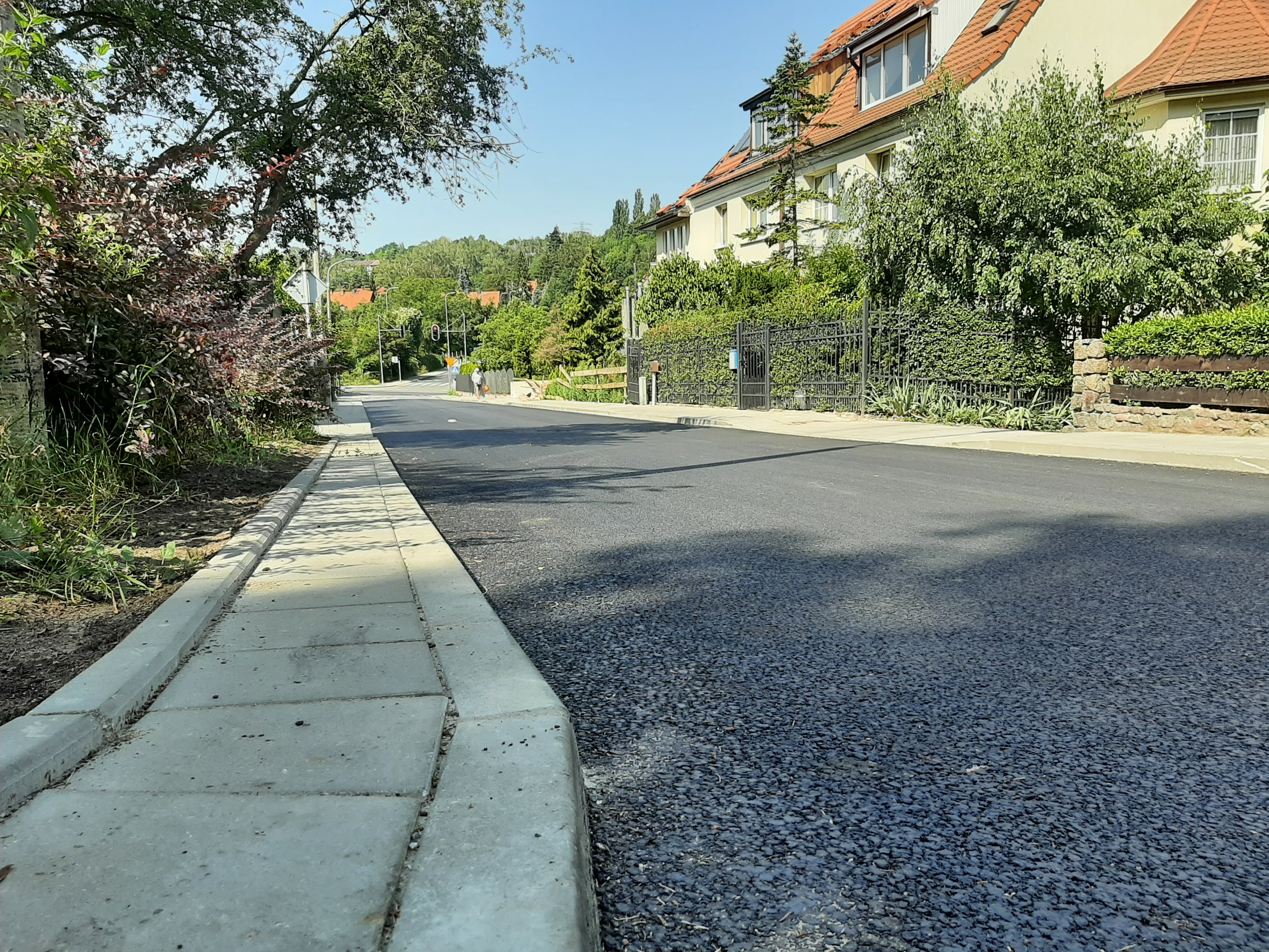 Zdjęcie przedstawia odcinek ulicy Jarowej po remoncie jezdni i chodników.