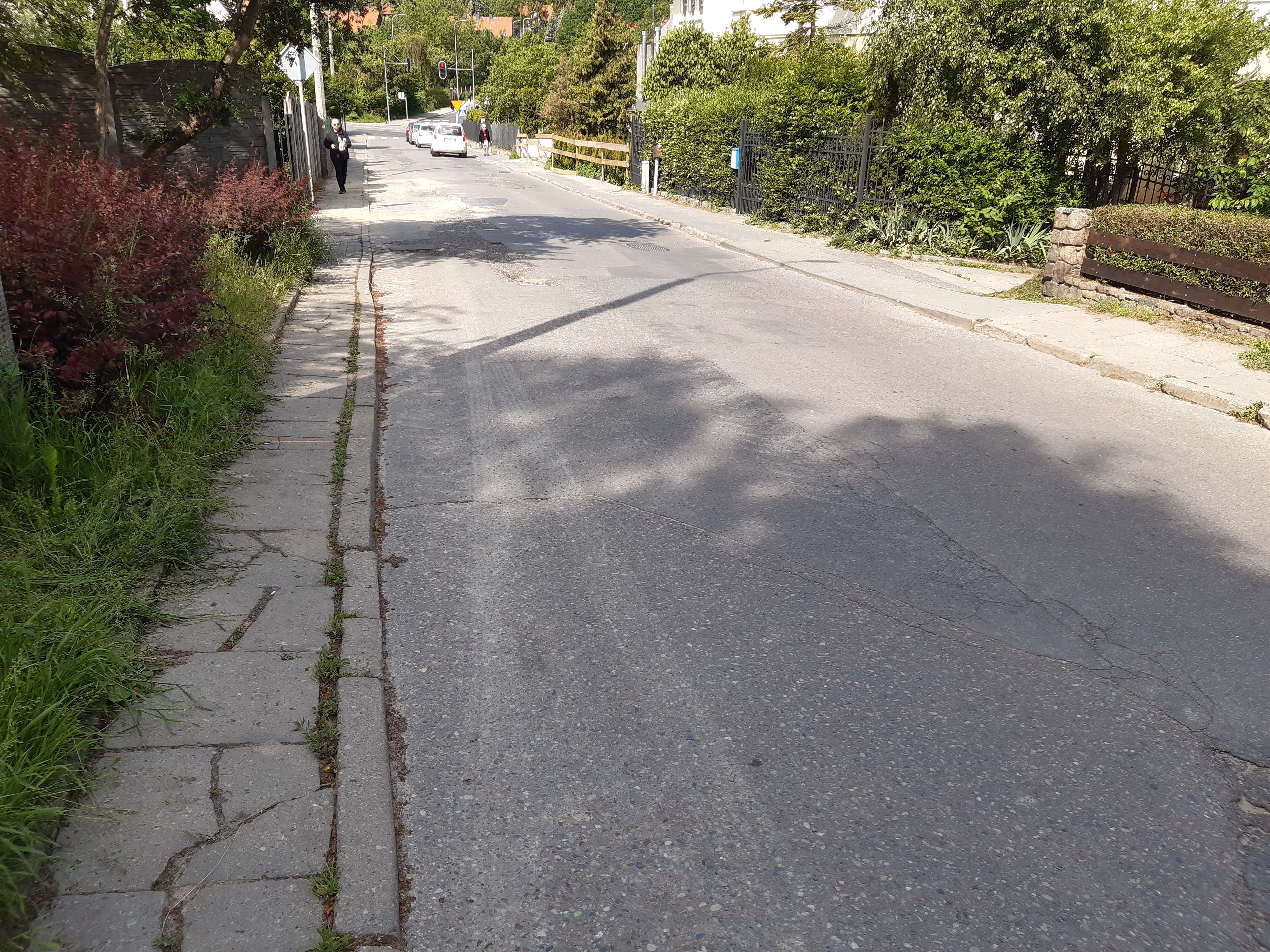 Zdjęcie przedstawia odcinek ulicy Jarowej przed rozpoczęciem remontu jezdni i chodników.