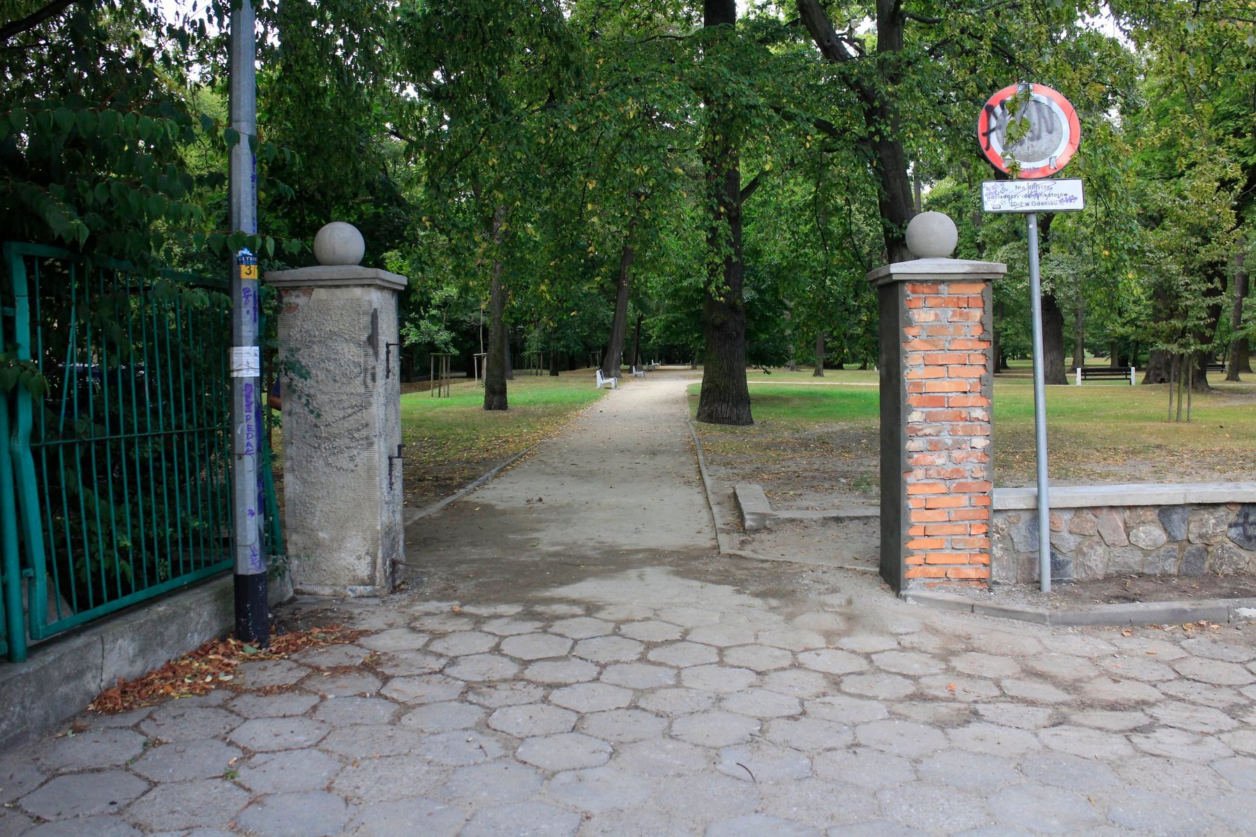 Modernizacja historycznej bramy wejściowej do Parku Przymorze, znajdującej się od strony ulicy Tysiąclecia - widok w trakcie realizacji zadania.