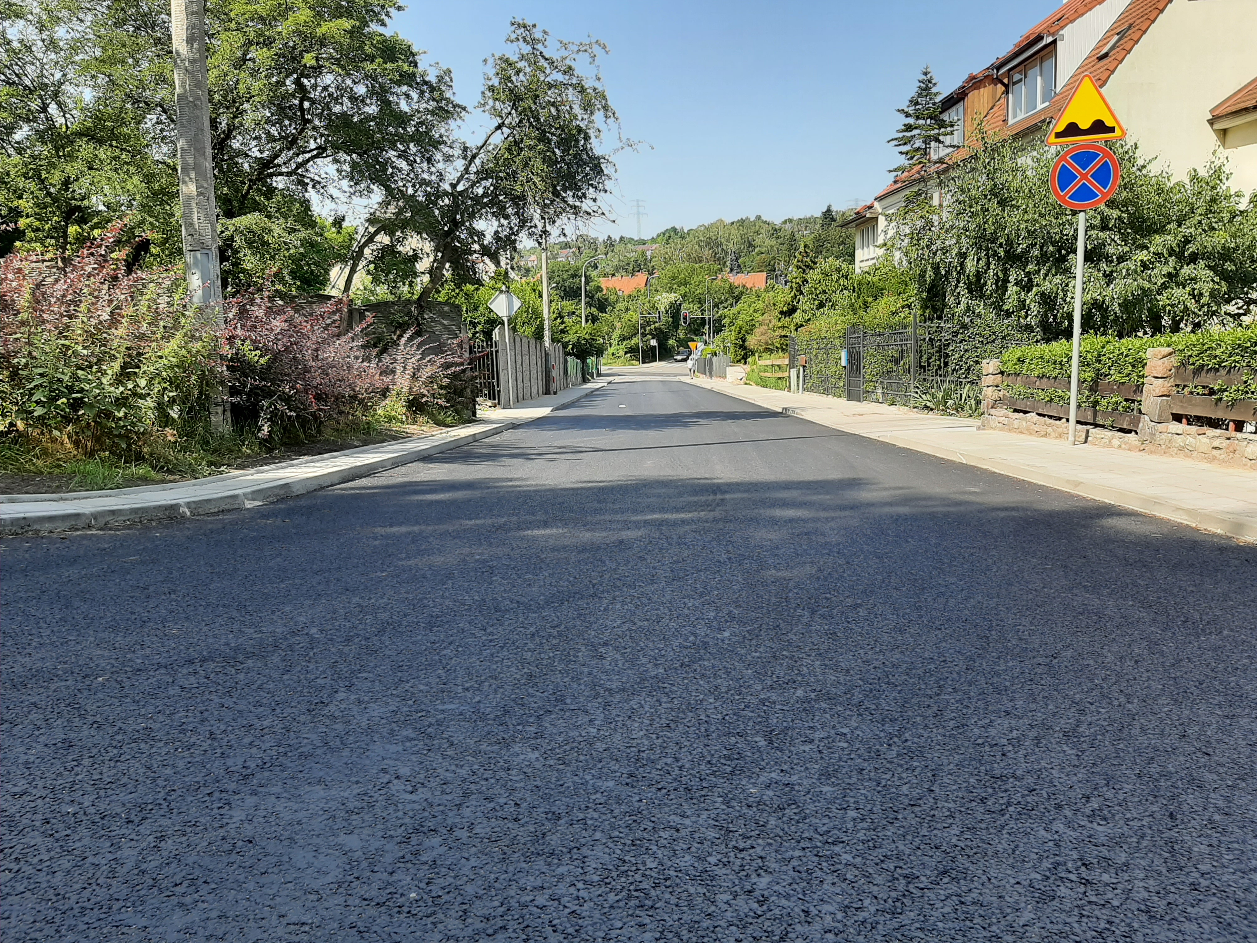 Zdjęcie przedstawia odcinek ulicy Jarowej po remoncie jezdni i chodników.