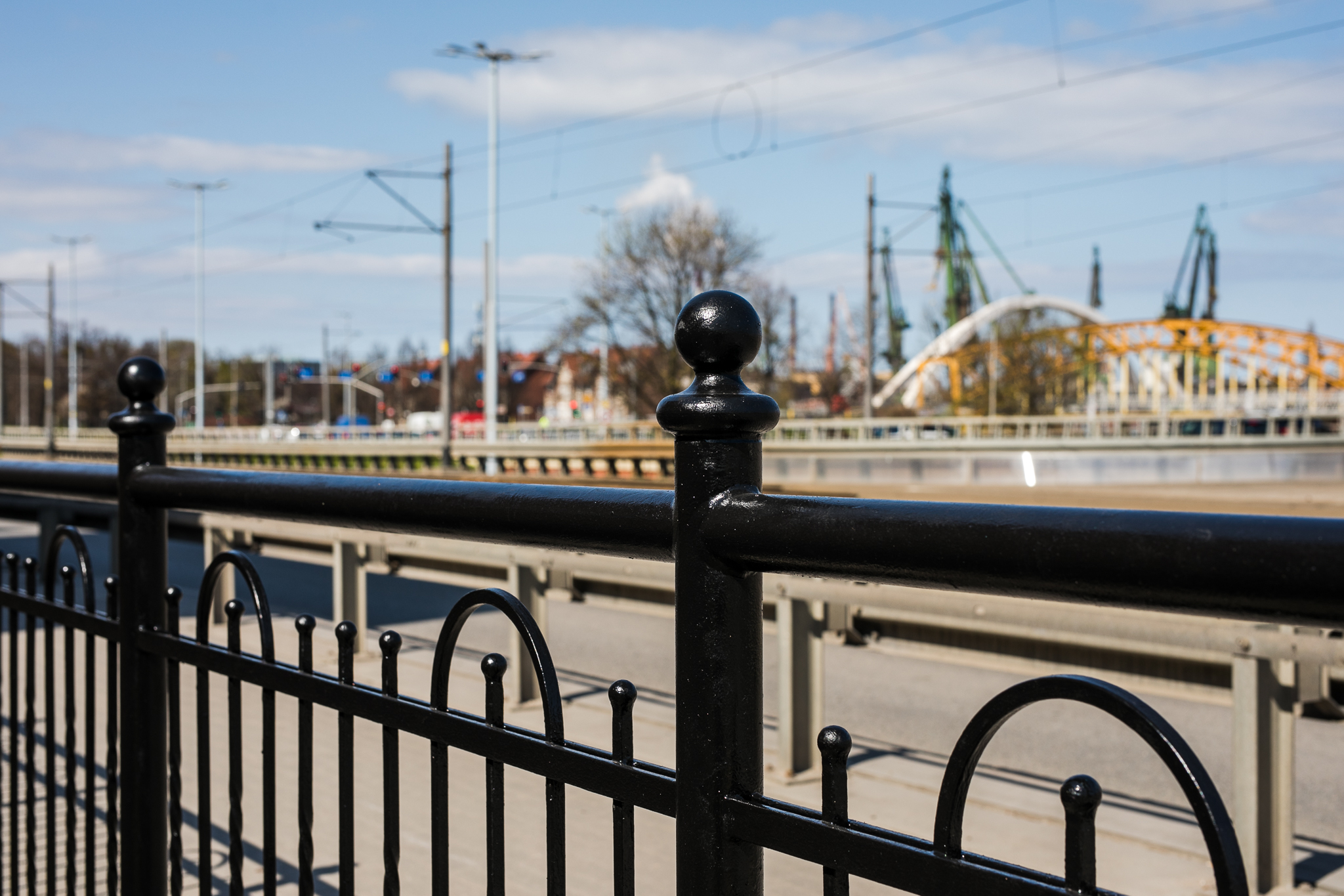Zdjęcie przedstawia efekt konserwacji balustrad na wiadukcie na torami kolejowymi w ulicy Błędnik.