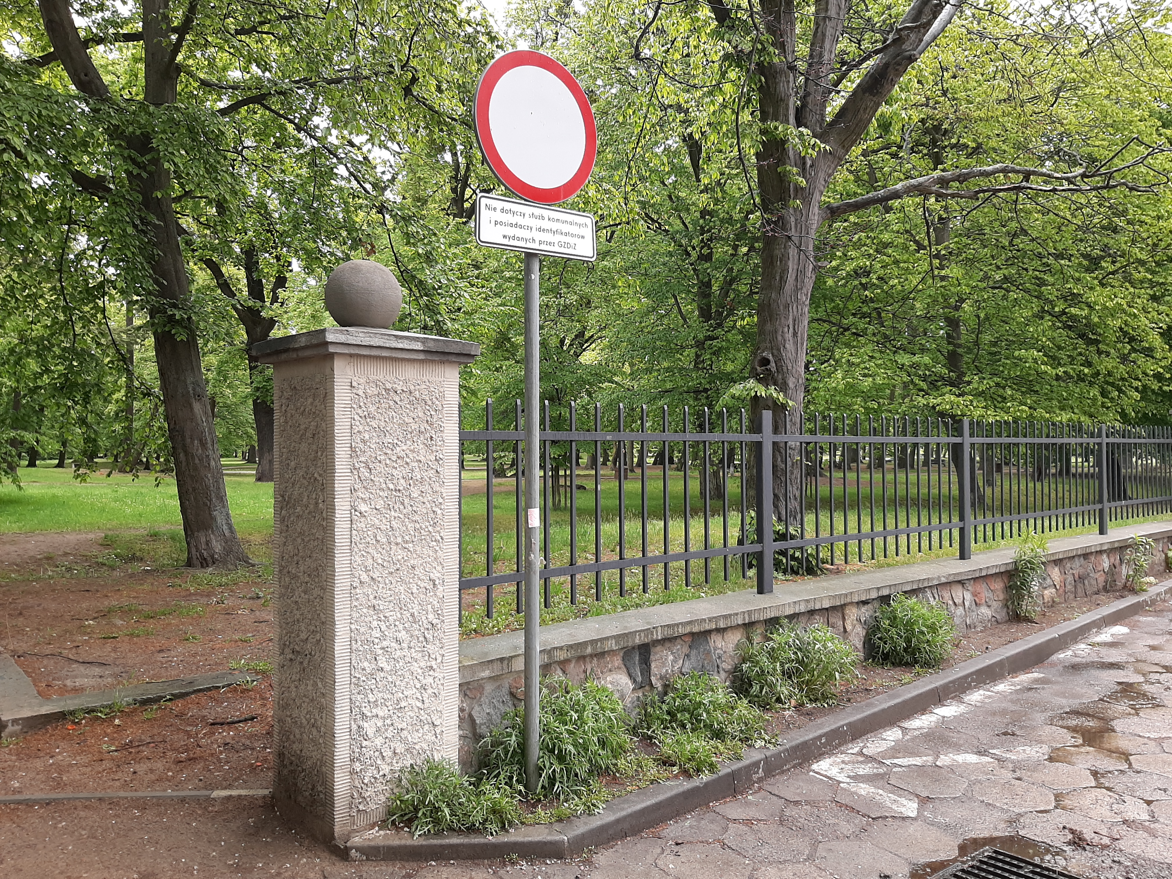 Modernizacja historycznej bramy wejściowej do Parku Przymorze, znajdującej się od strony ulicy Tysiąclecia - widok po realizacji zadania.
