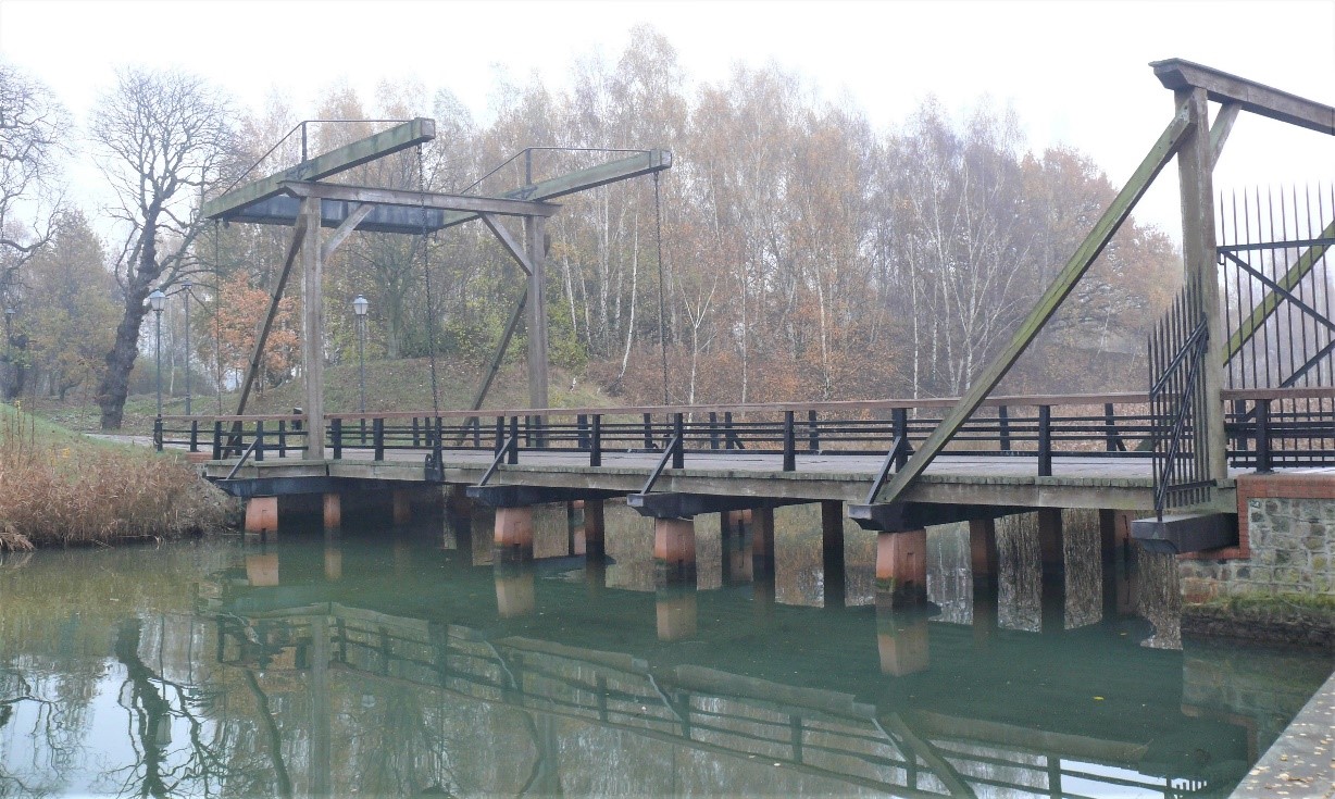 Zdjęcie przedstawia most zwodzony przez zewnętrzną fosę Twierdzy Wisłoujście.