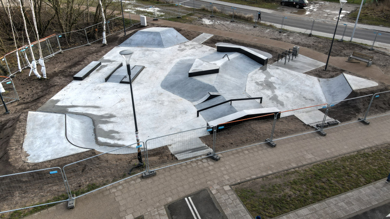widok na wybudowany skatepark z lotu ptaka