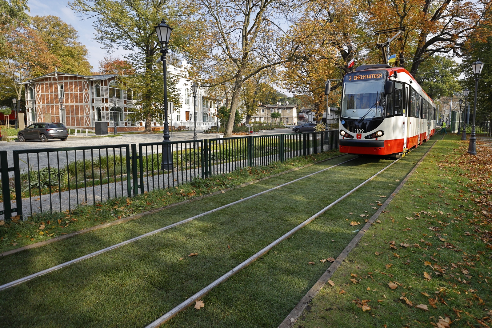 widok na przystanek tramwajowy z podłożem z mchu, na przystanku stoi tramwaj nr.3 Chełm Witosa 