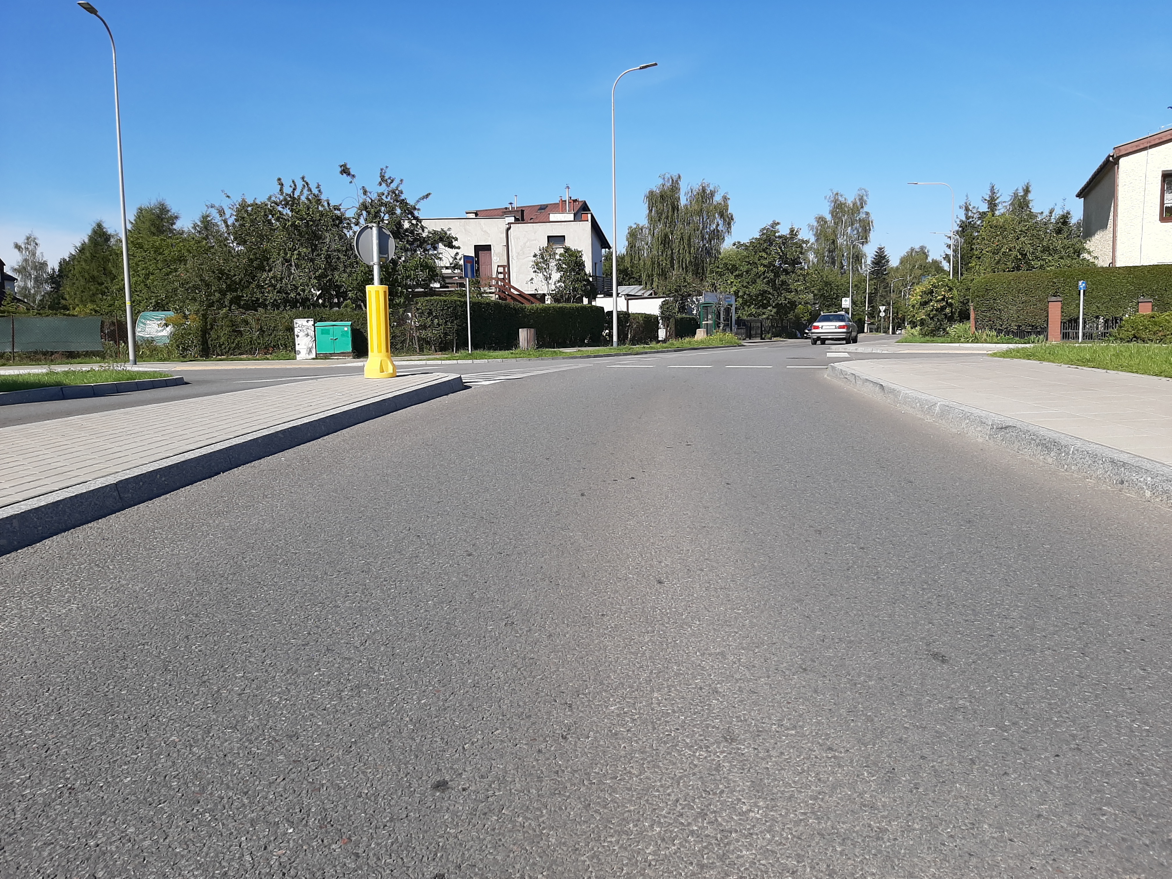 Zdjęcie przedstawia efekt wymiany nawierzchni jezdni na ulicy Niedziałkowskiego na odcinku od skrzyżowania z ulicą Sołdka do skrzyżowania z ulicą Koziorożca.