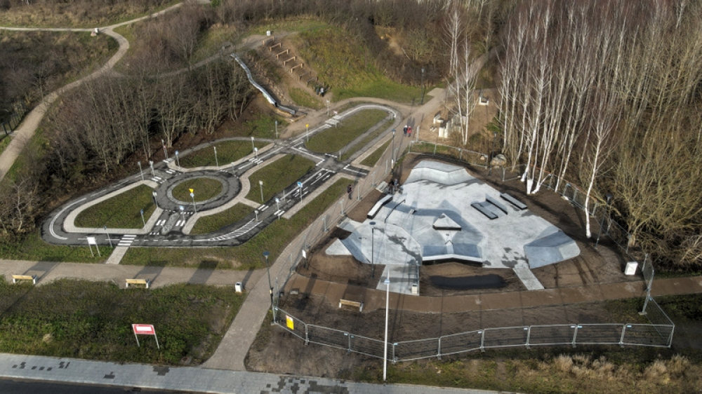 widok na wybudowany skatepark z lotu ptaka, widoczne również miasteczko ruchu drogowego służące do nauki jazdy na rowerze