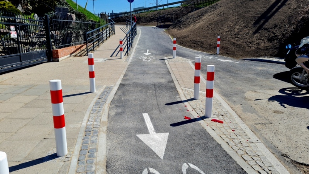 ścieżka rowerowa, po lewo chodnik dla pieszych