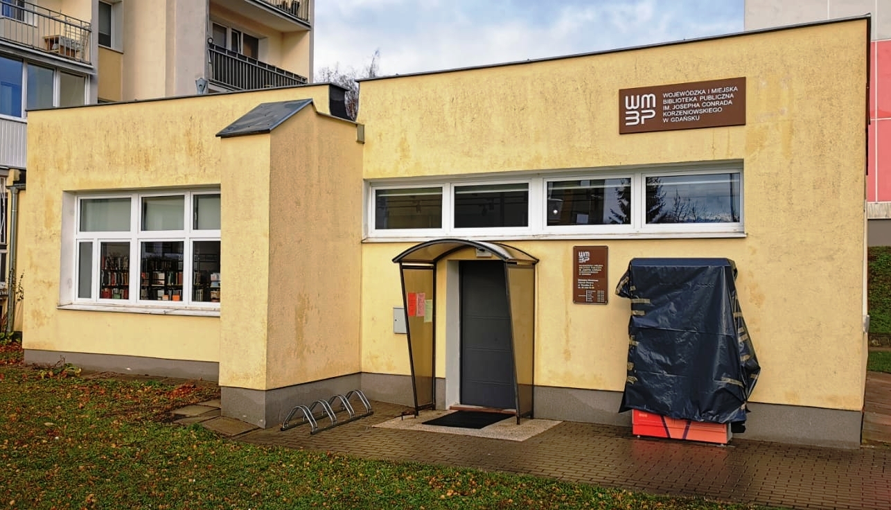 Budynek Bibioteki Morenowej, widok z&nbsp;zewnątrz, wejście główne