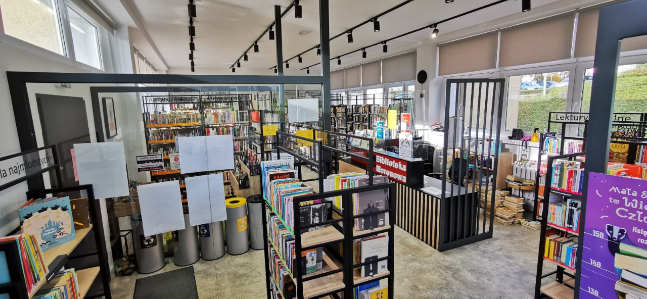 Wyremontowane wnętrze Biblioteki Morenowej, regały z&nbsp;książkami 