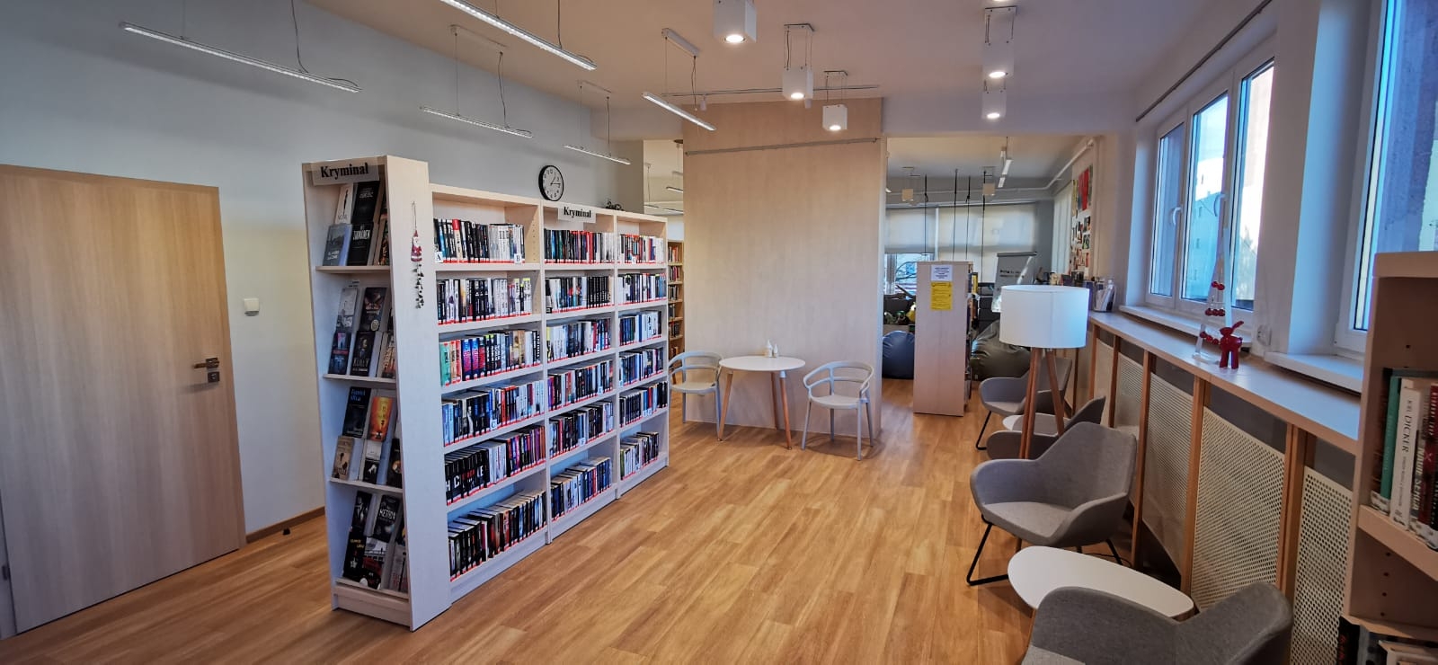 wnętrze Biblioteki Brzeźno po remoncie, regały z&nbsp;książkami