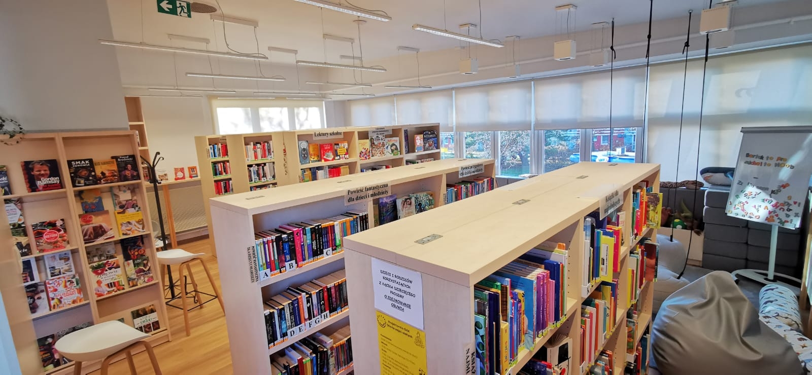 wnętrze Biblioteki Brzeźno po remoncie, regały z&nbsp;książkami
