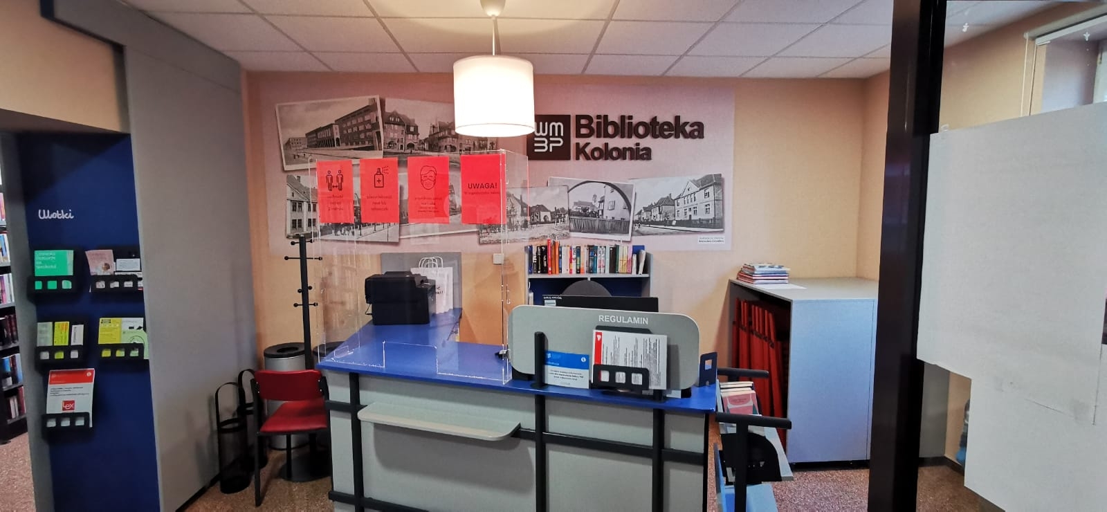 Wyremontowane wnętrze Biblioteki Kolonia, regały, lada