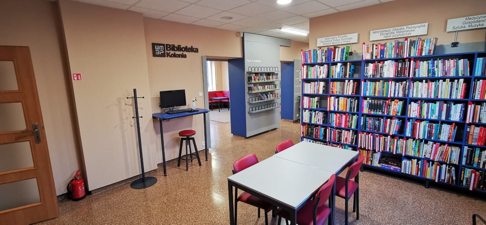 Wyremontowane wnętrze Biblioteki Kolonia, regały, 