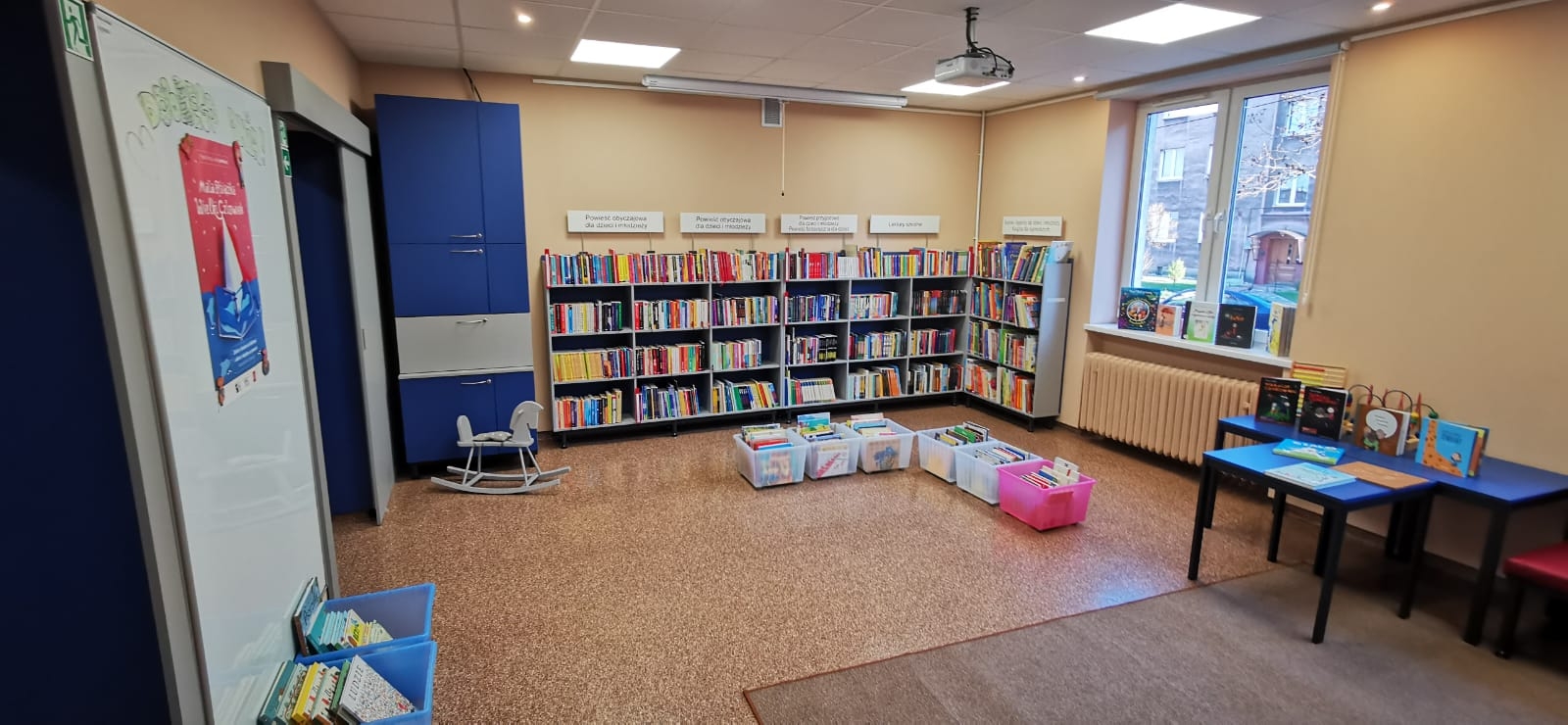 Wyremontowane wnętrze Biblioteki Kolonia, regały, czytelnia dziecieca, konik na biegunach