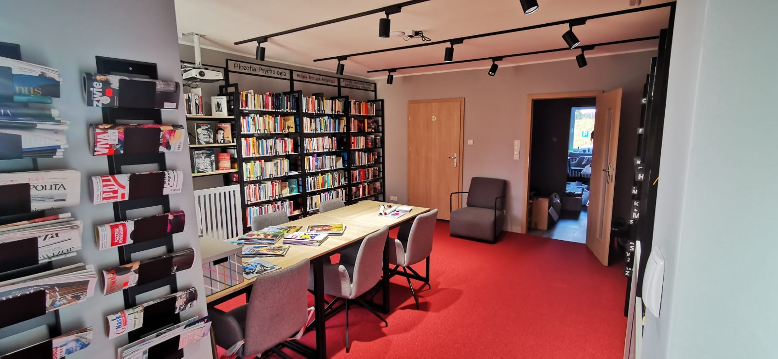 Wyremontowane wnętrze Bibioteki Morenowej, czytelnia