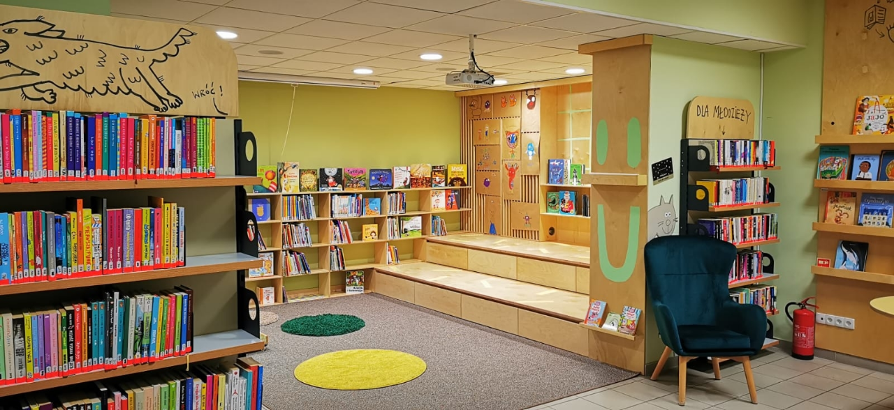 Biblioteka Oliwska, wnętrze czytelni dla dzieci, regały z&nbsp;książkami