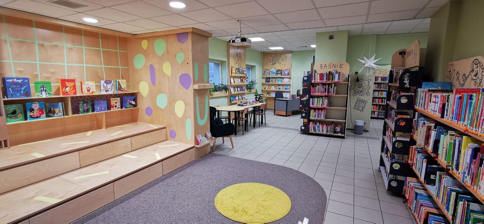 Biblioteka Oliwska, wnętrze czytelni dla dzieci, regały z&nbsp;książkami