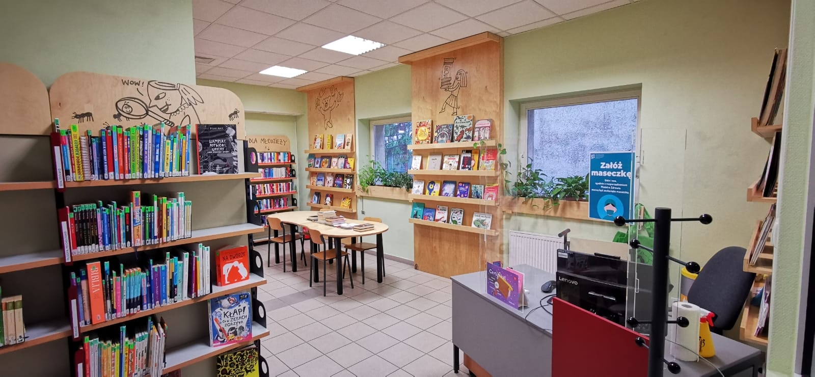 Biblioteka Oliwska, wnętrze czytelni dla dzieci, regały z&nbsp;książkami, lada