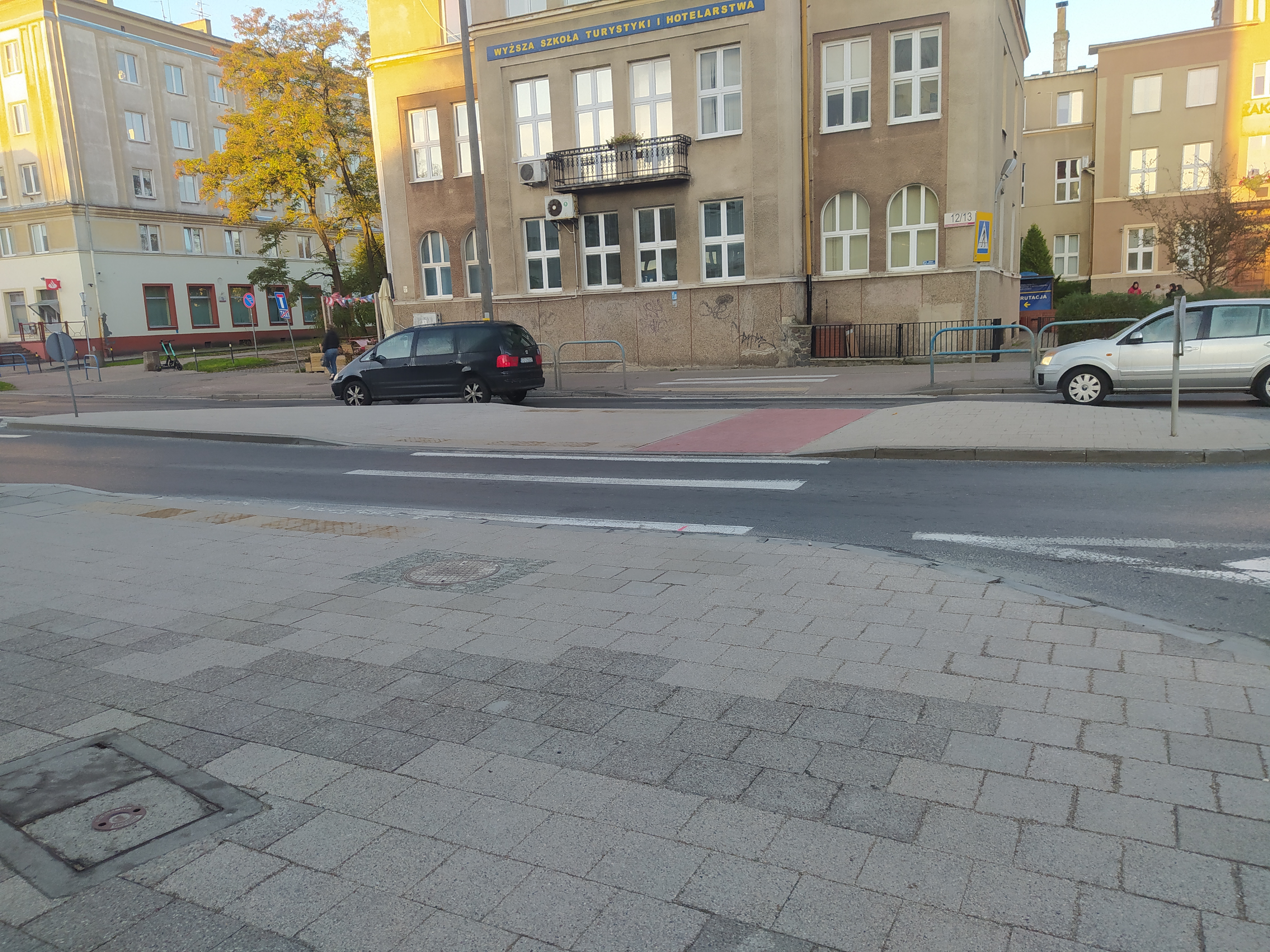 Na zdjęciu widoczne jest przejście dla pieszych na ul. Miszewskiego po przebudowie