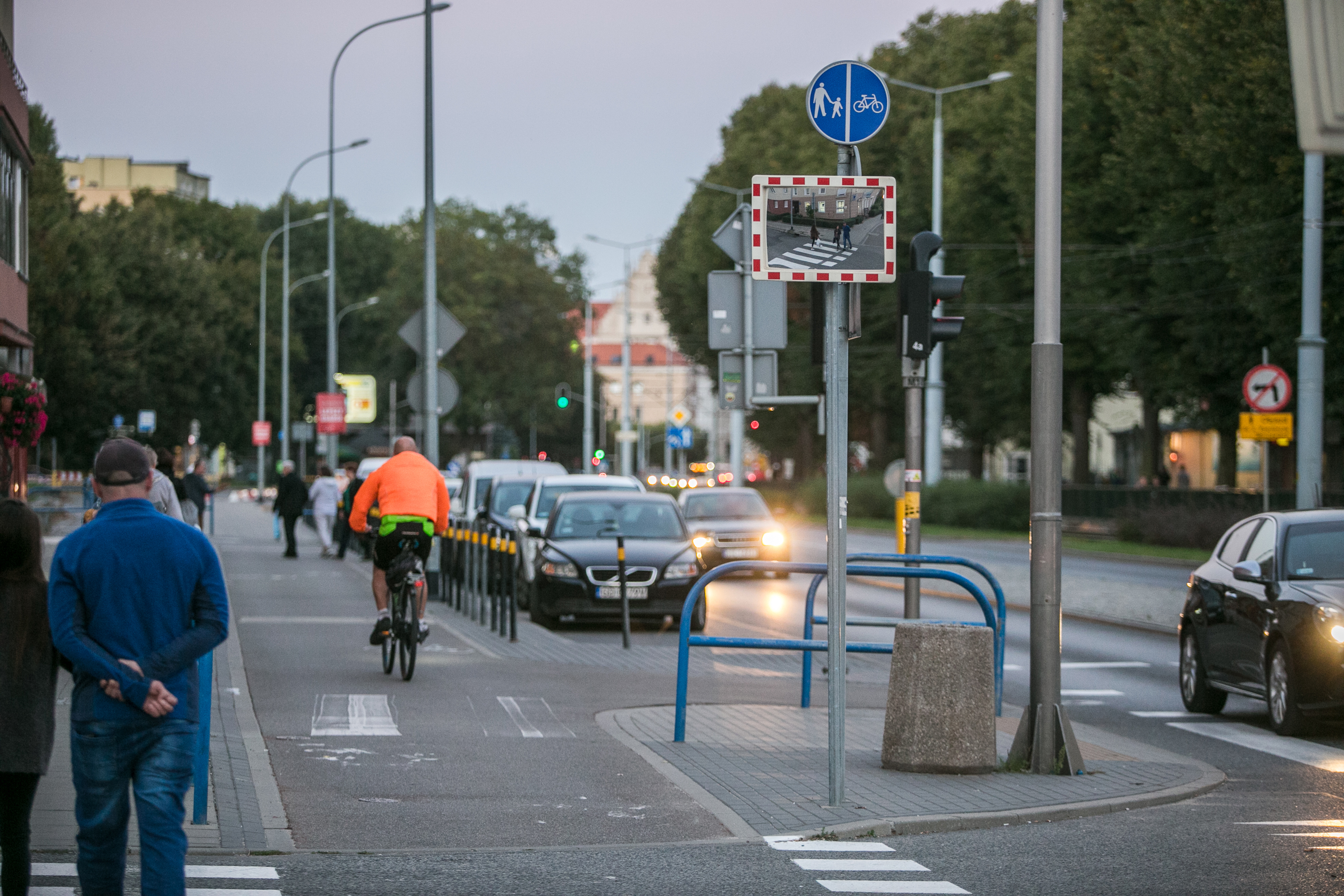 widok na drogę rowerową,m chodniki, ulice, widiczne zamontowne lustro bezpieczeństwa na ścieżce rowerowej