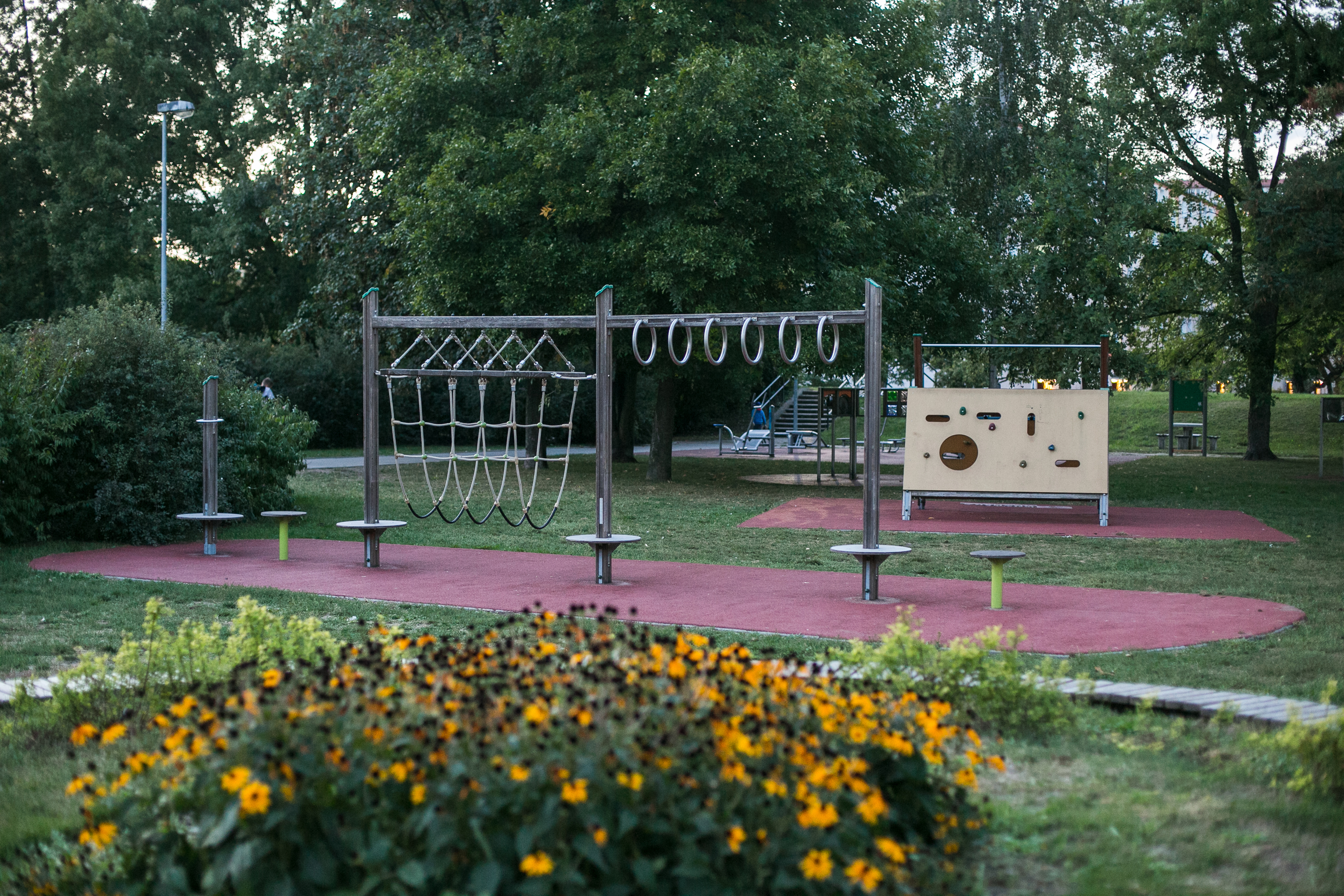 widok na elementy rekracyjne, urządzenia w parku