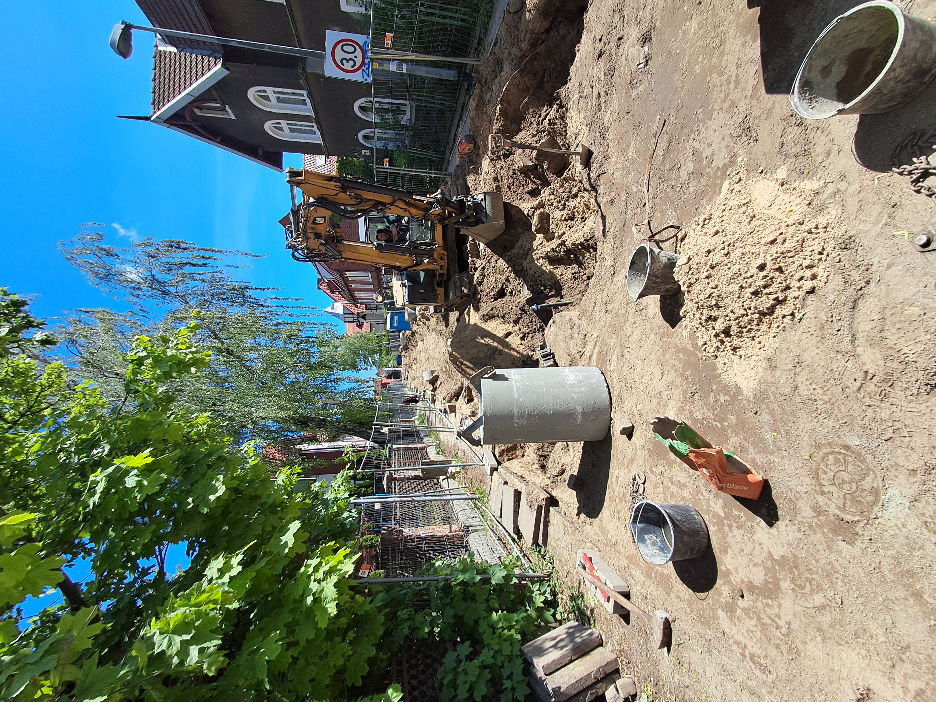 Przebudowa sieci wodociągowej DN100 i&nbsp;kanału sanitarnego DN250 w&nbsp;ul. Saperów