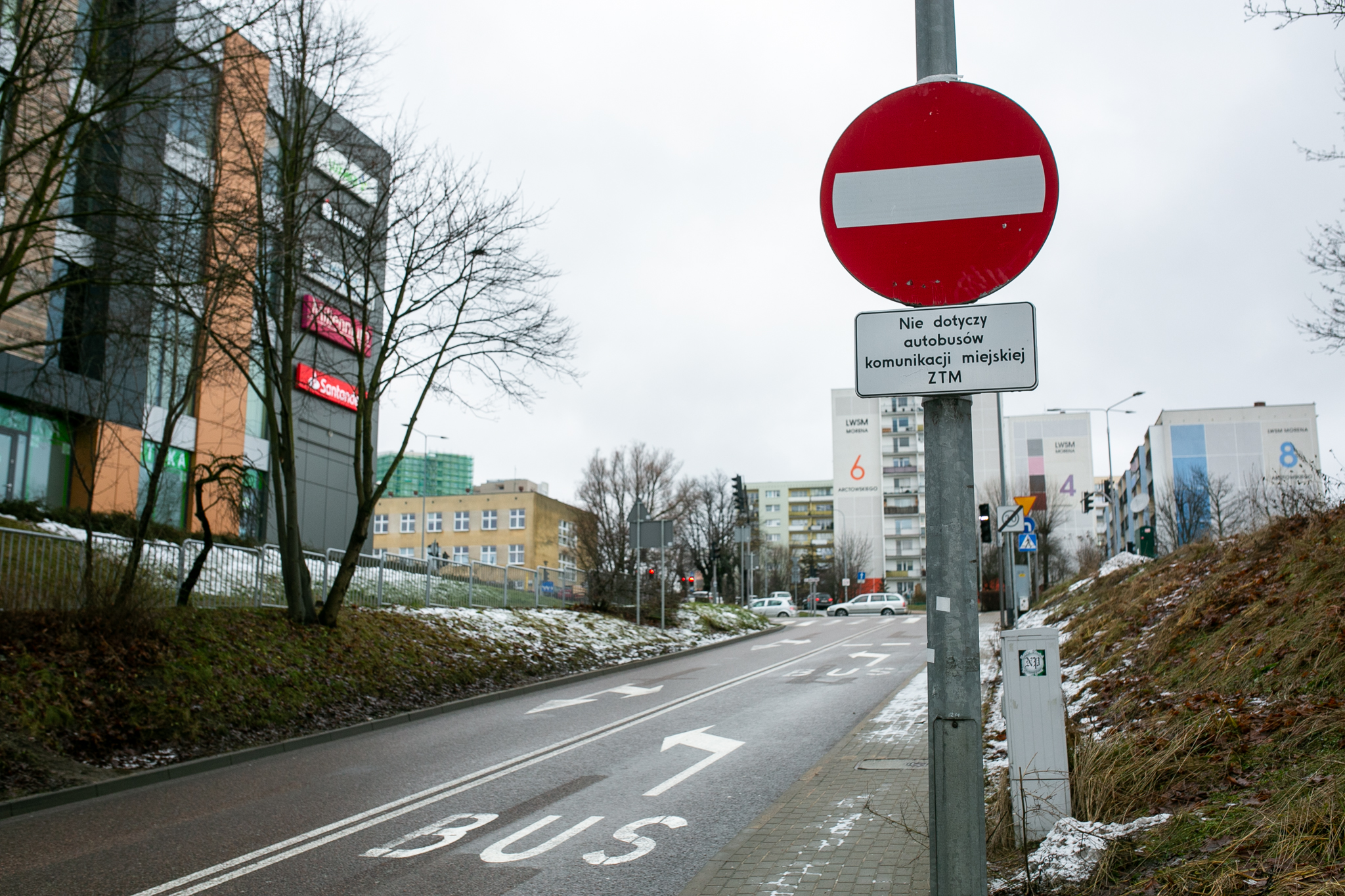 Na zdjęciu widoczny jest buspas na ul. Piecewskiej. Na pierwszym planie znak zakaz wjazdu, który nie dotyczy pojazdów komunikacji miejskiej