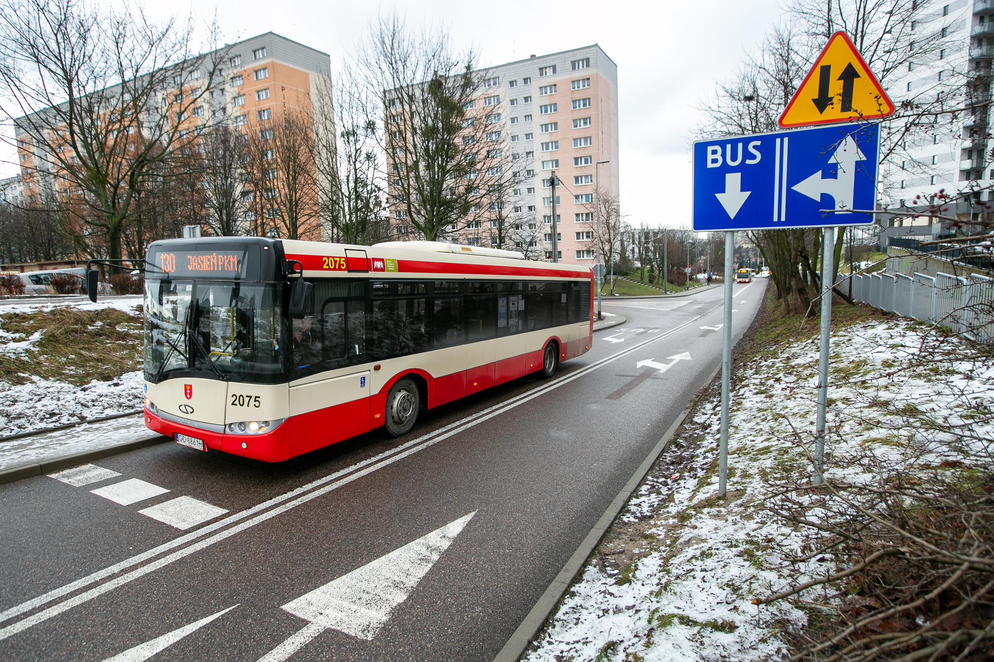 Na zdjęciu widoczny jest autobus jadący buspasem na ul. Piecewskiej