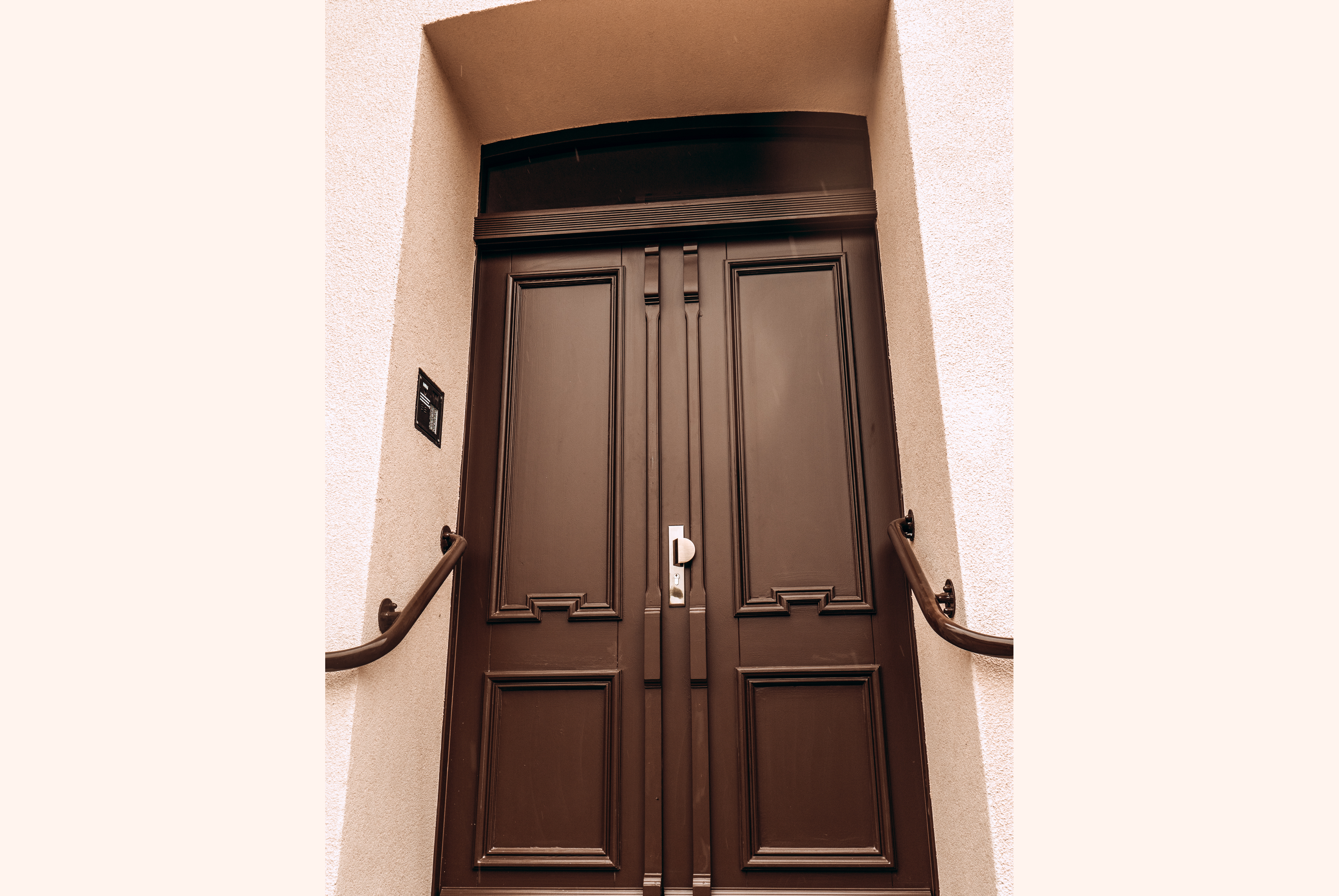 Widok elementu wymienionej stolarki drzwiowej głównego wejścia z zachowanym historycznym charakterem detali.