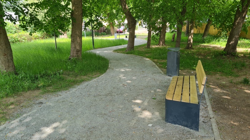 ławka w parku przy ścieżce żwirowej