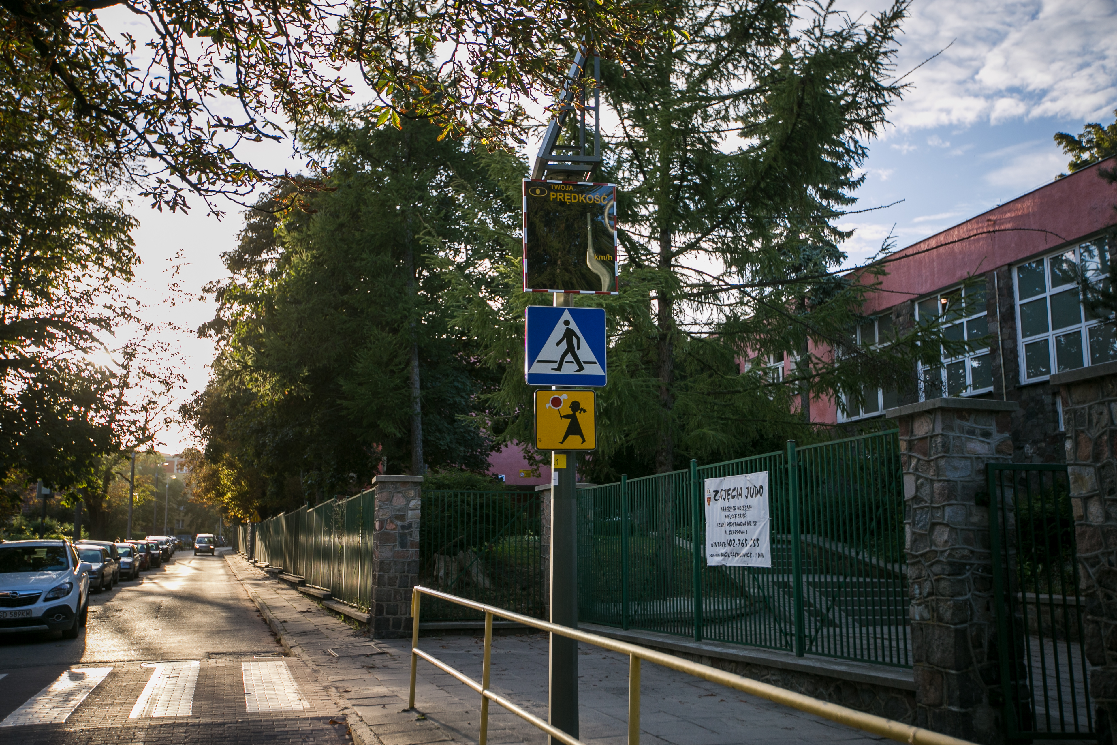 tablica radarowa umieszczona nad znakami drogowymi informującymi o przejściu dla pieszych